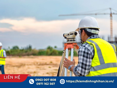 Kỹ sư sử dụng máy toàn đạc thực hiện khảo sát hiện trạng công trình và ghi nhận hiện trạng thực tế.
