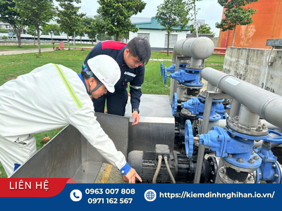 Kỹ sư đang kiểm tra thiết bị công nghiệp