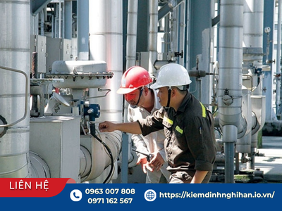 Kỹ sư kiểm tra thiết bị tại hiện trường - Tránh những sai lầm phổ biến khi thực hiện Cách Kiểm Tra Năng Lực Pháp Lý Đơn Vị Kiểm Định.