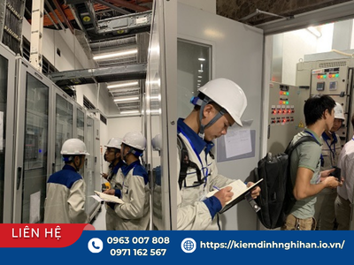 Kỹ sư kiểm định kiểm tra hệ thống tủ điện nhằm phục vụ đánh giá báo cáo audit khi chọn đơn vị kiểm định độc lập hay trực thuộc nhà thầu