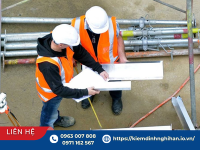 Kỹ sư đối chiếu bản vẽ thiết kế khi khảo sát công trình thực tế.
