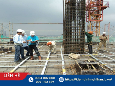 Đội ngũ kỹ sư tiến hành khảo sát công trình thực tế tại công trường.