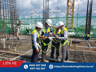 Đội ngũ kỹ sư kiểm tra các hạng mục kết cấu khi khảo sát hiện trạng công trình.