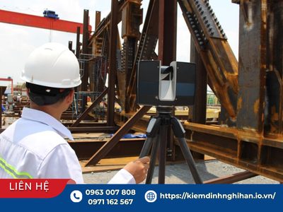 Kỹ sư sử dụng máy quét laser 3D hiện đại thực hiện khảo sát hiện trạng công trình nhà xưởng.