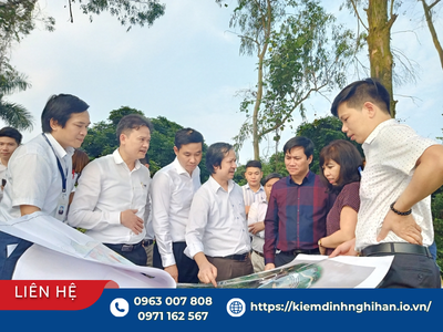 Kỹ sư họp trao đổi bản vẽ và hồ sơ các hạng mục khảo sát hiện trạng công trình tại thực địa