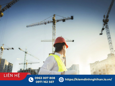 Kỹ sư giám sát công trường thực hiện khảo sát hiện trạng liền kề trước thi công dự án nhà xưởng