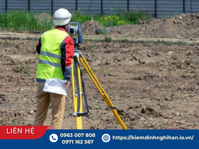 ỹ sư sử dụng máy đo đạc trắc địa hỗ trợ khảo sát hiện trạng nhà xưởng bằng scan 3D tại hiện trường