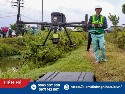 Kỹ sư vận hành flycam UAV thu thập dữ liệu kết hợp khảo sát hiện trạng nhà xưởng