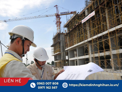 Kỹ sư kiểm định thực hiện khảo sát hiện trạng công trình phục vụ thiết kế cải tạo tại công trường.