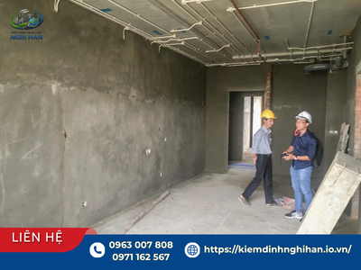 Kỹ sư trao đổi phương án khảo sát hiện trạng công trình phục vụ thiết kế cải tạo ngay tại hiện trường
