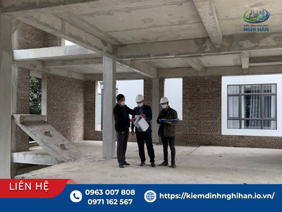 Đội ngũ kỹ sư tiến hành đo đạc chi tiết khi khảo sát hiện trạng công trình phục vụ thiết kế cải tạo.