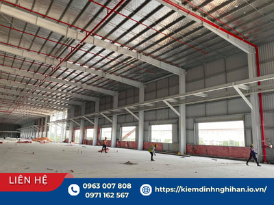 Toàn cảnh không gian bên trong khung thép tiền chế phục vụ các bước khảo sát hiện trạng nhà xưởng trước khi cải tạo.
