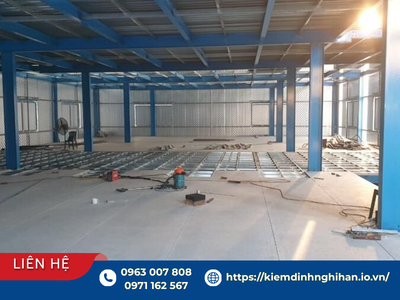 Khảo sát khu vực tầng lửng và hệ kết cấu khung thép trong quy trình khảo sát hiện trạng nhà xưởng trước khi cải tạo.