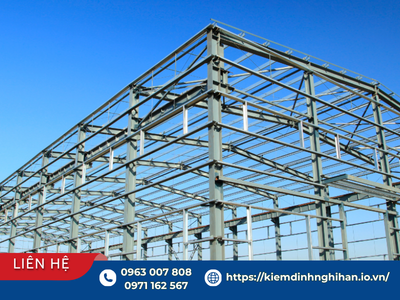 Khung thép nhà xưởng công nghiệp nhiều tầng được kiểm tra kỹ lưỡng theo quy trình khảo sát hiện trạng nhà xưởng trước khi cải tạo.
