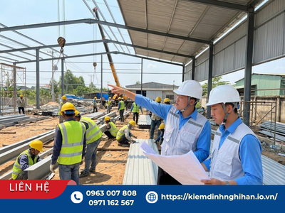 Kỹ sư kiểm định thảo luận bản vẽ và khảo sát công trình nhà xưởng – Quy trình đánh giá theo các tiêu chí chọn công ty kiểm định uy tín.