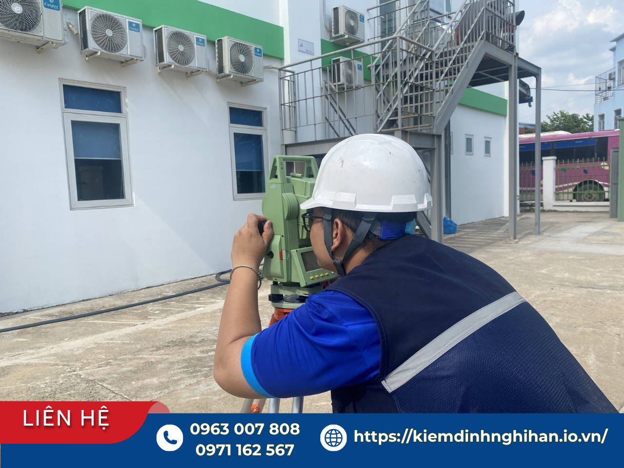 Kỹ sư sử dụng máy toàn đạc để kiểm định khả năng chịu lực nhà xưởng thép tiền chế.