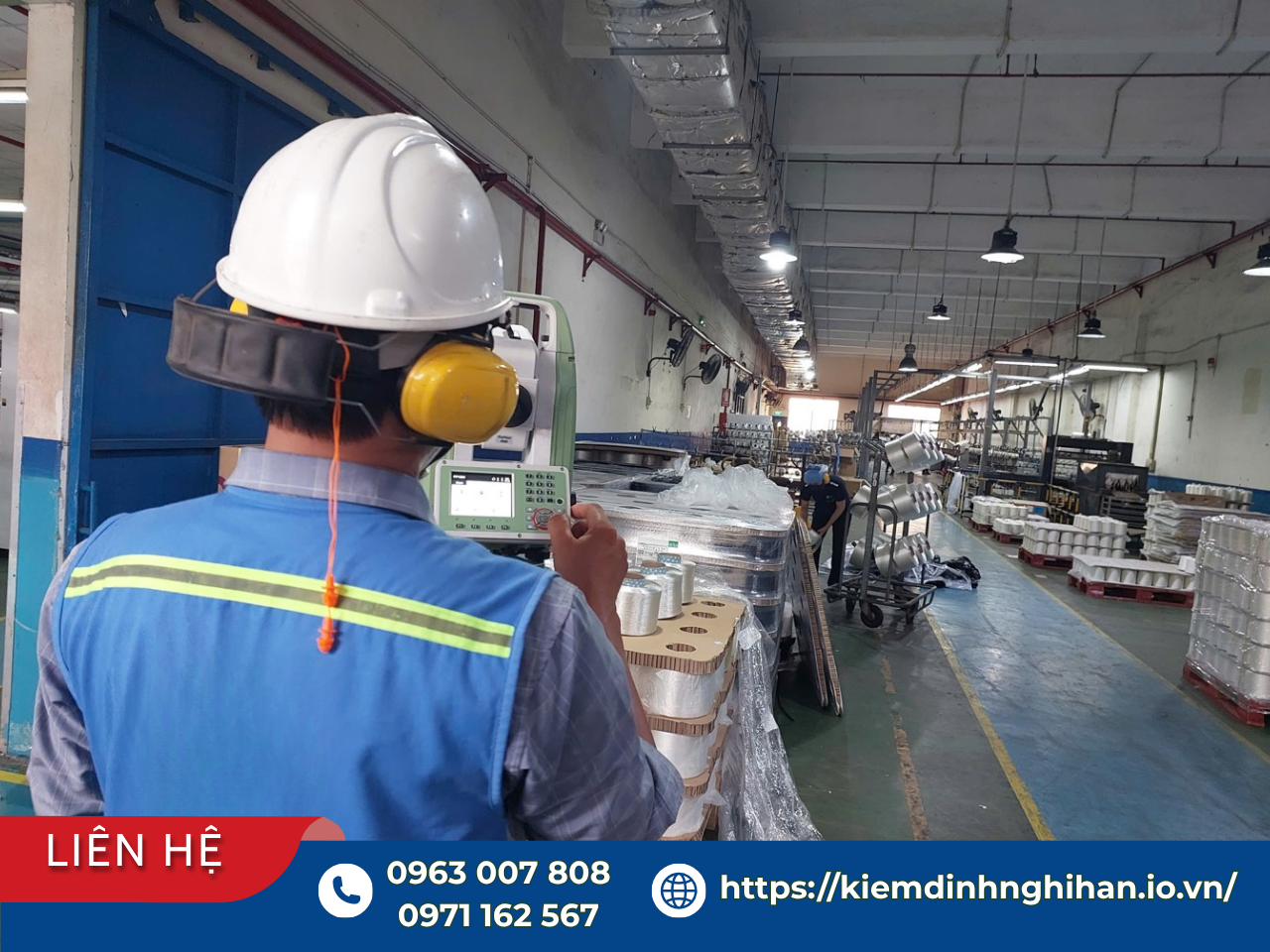 Kỹ sư kiểm định đang đo đạc hiện trạng nhà xưởng để thu thập số liệu phục vụ cách tính tải trọng chịu lực cho phép của nhà xưởng.
