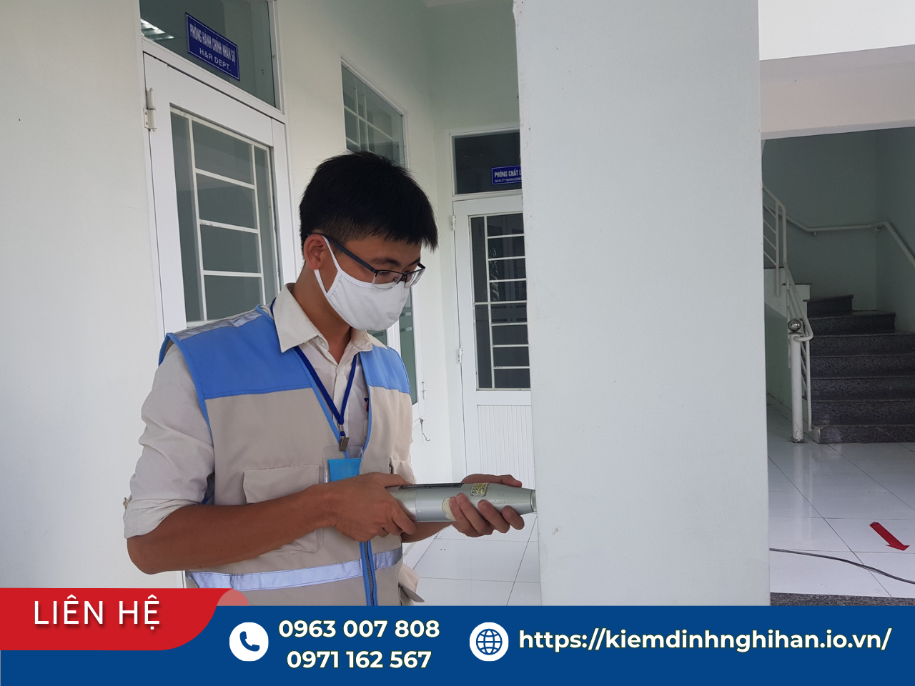 Kỹ sư sử dụng búa bật nẩy kiểm định độ bền bê tông cột nhà xưởng phục vụ đánh giá an toàn chịu lực khi thay đổi công năng