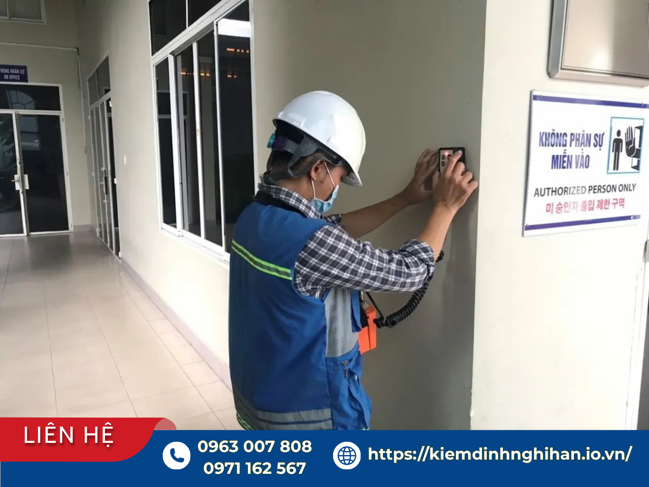 Kỹ sư sử dụng thiết bị siêu âm đo chiều dày thép, cấu kiện nhà xưởng phục vụ đánh giá an toàn chịu lực khi thay đổi công năng.