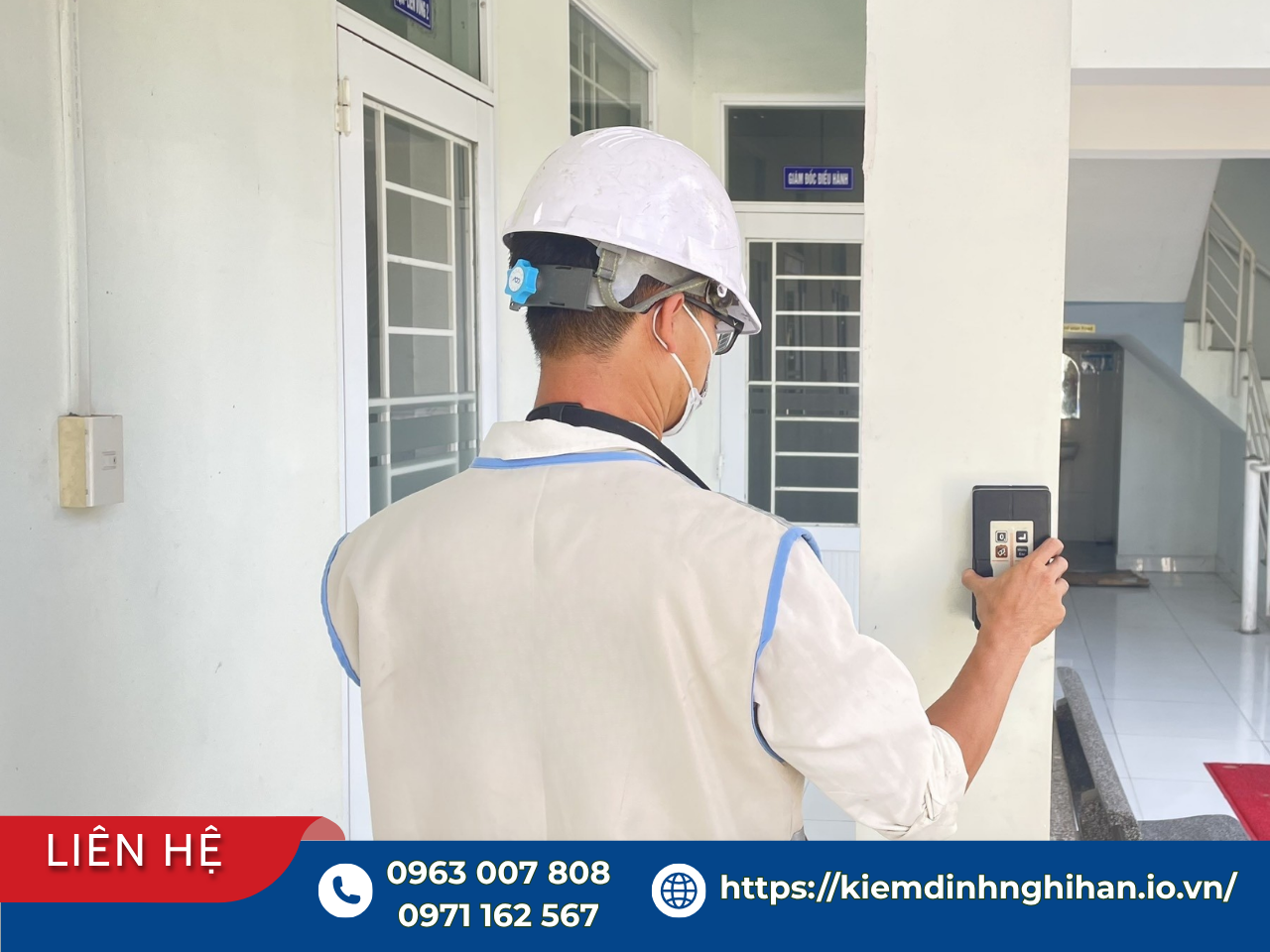 Kỹ sư sử dụng máy đo chuyên dụng khảo sát bề mặt kết cấu nhà xưởng phục vụ kiểm định khả năng chịu lực khi đổi công năng
