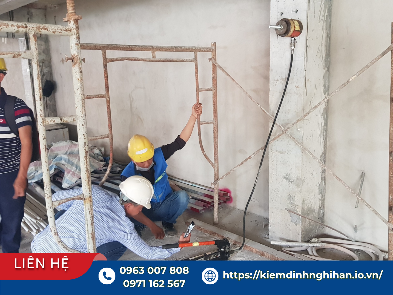 Kỹ sư kiểm định khả năng chịu lực cột bê tông nhà xưởng bằng thiết bị chuyên dụng
