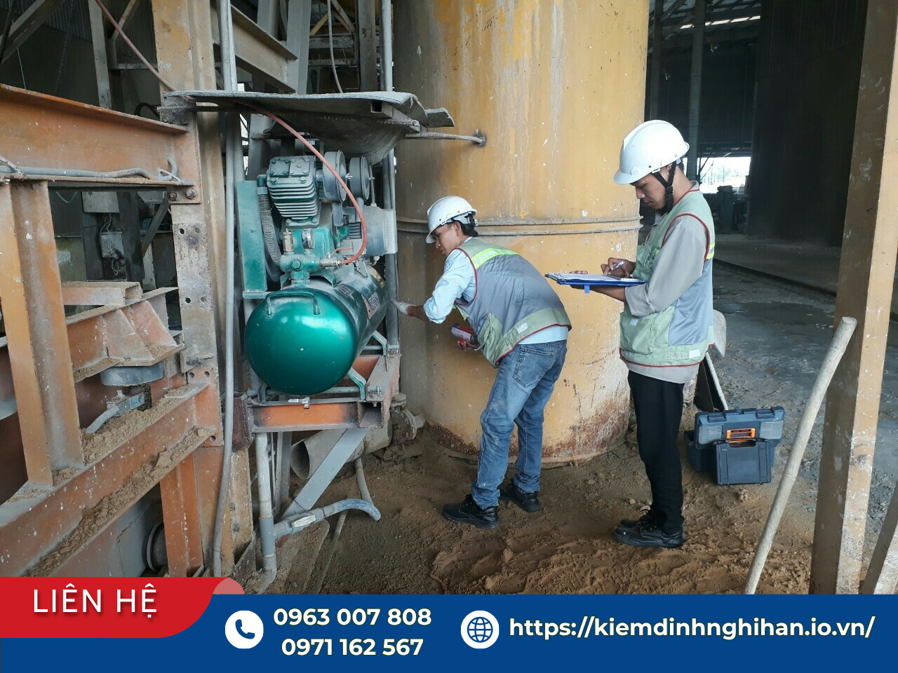 Kỹ sư đang rà soát hiện trạng nhà xưởng khi kiểm định khả năng chịu lực không đạt