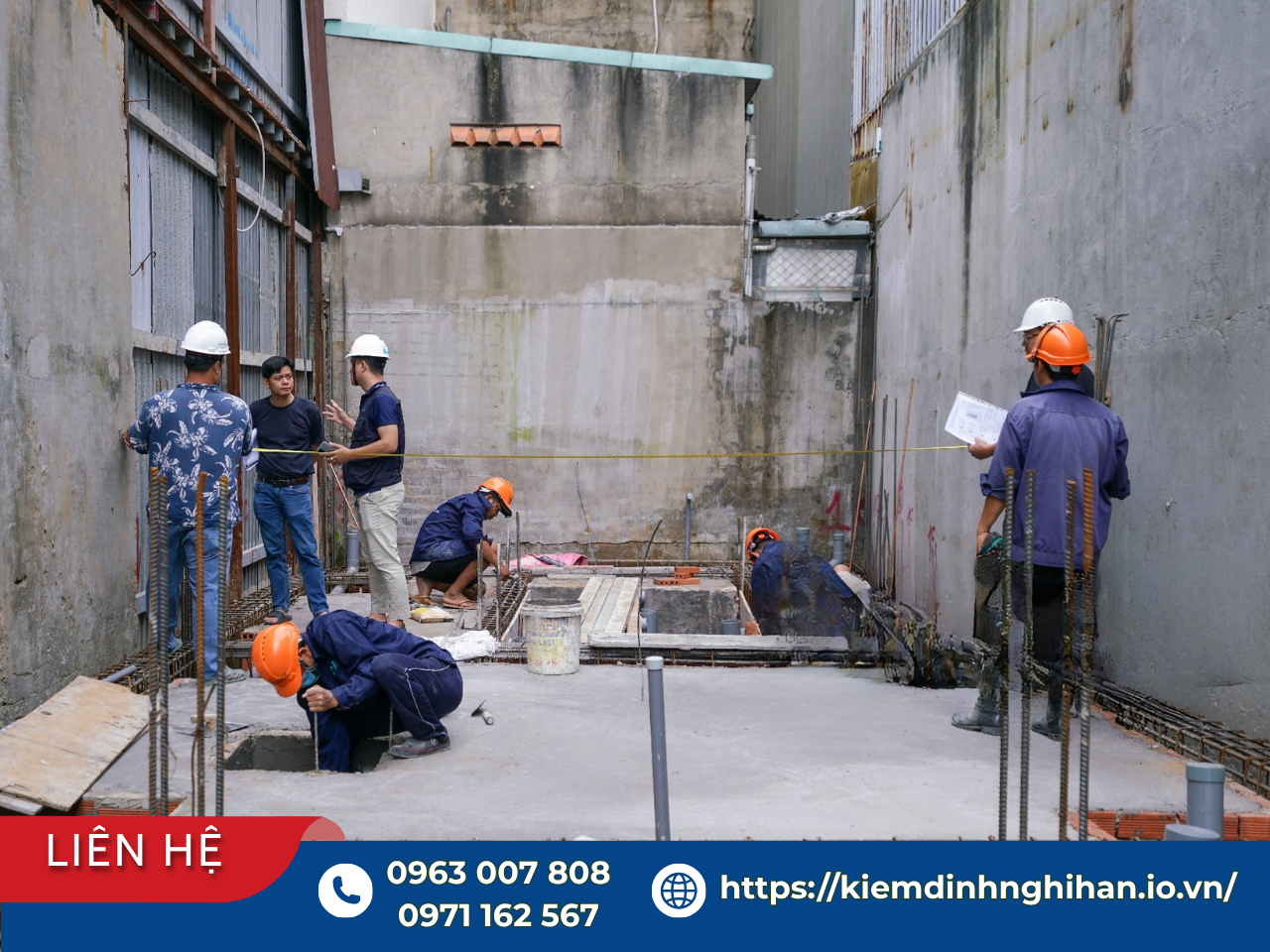 Kỹ sư đo đạc và kiểm định hiện trạng nền móng nhà xưởng trước khi lắp đặt máy