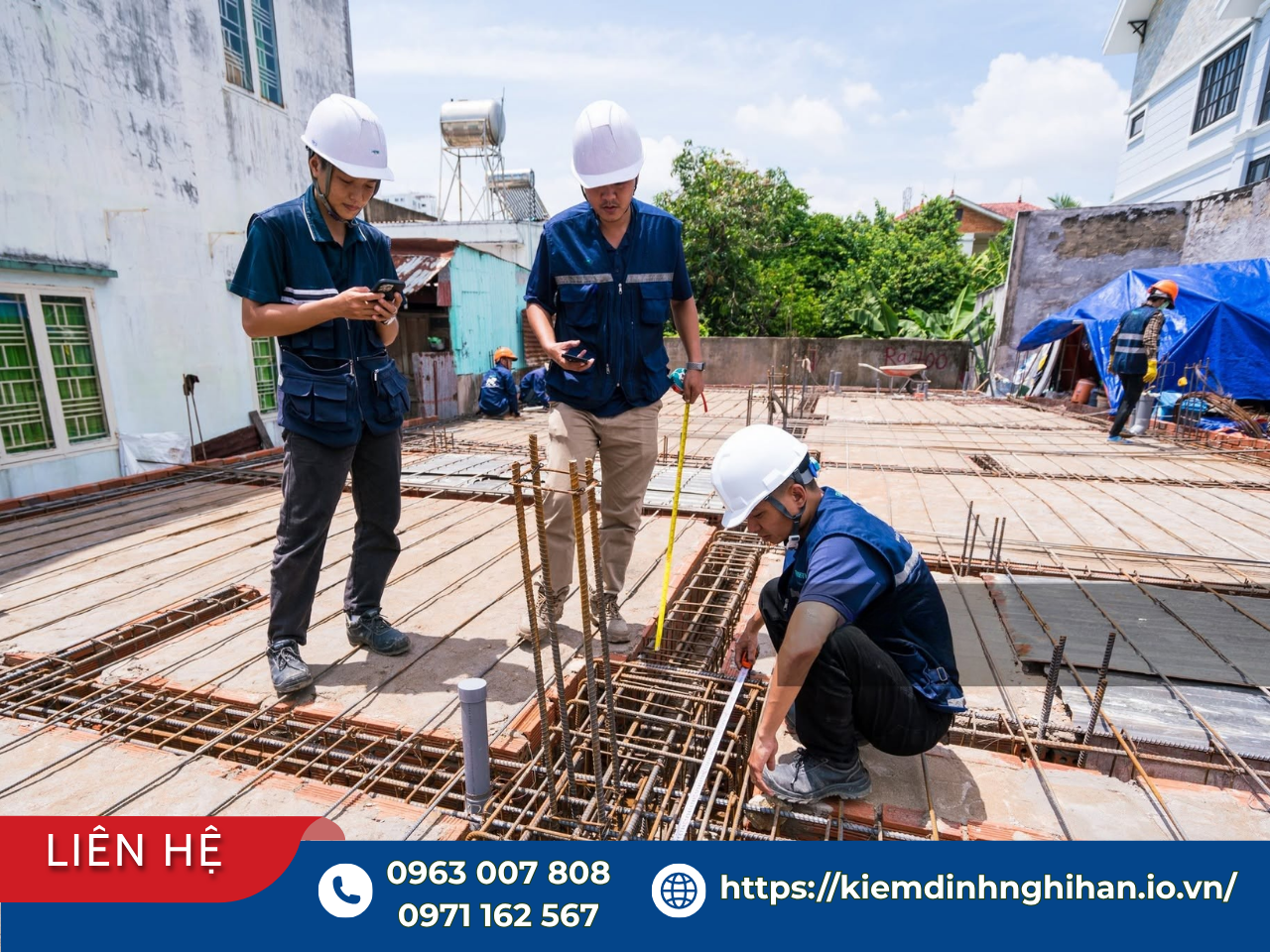 Kiểm định nền móng trước khi lắp đặt thiết bị nặng - Kỹ sư kiểm tra cốt thép bệ móng