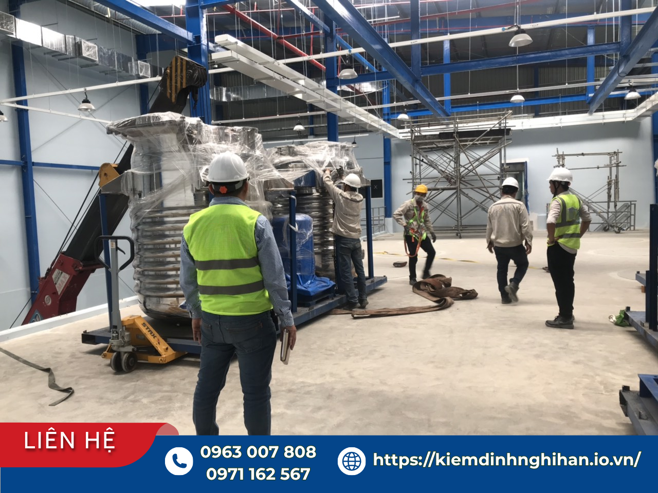 Kỹ sư khảo sát kết cấu nhà xưởng và đánh giá tải trọng sàn trước khi lắp đặt dây chuyền sản xuất mới