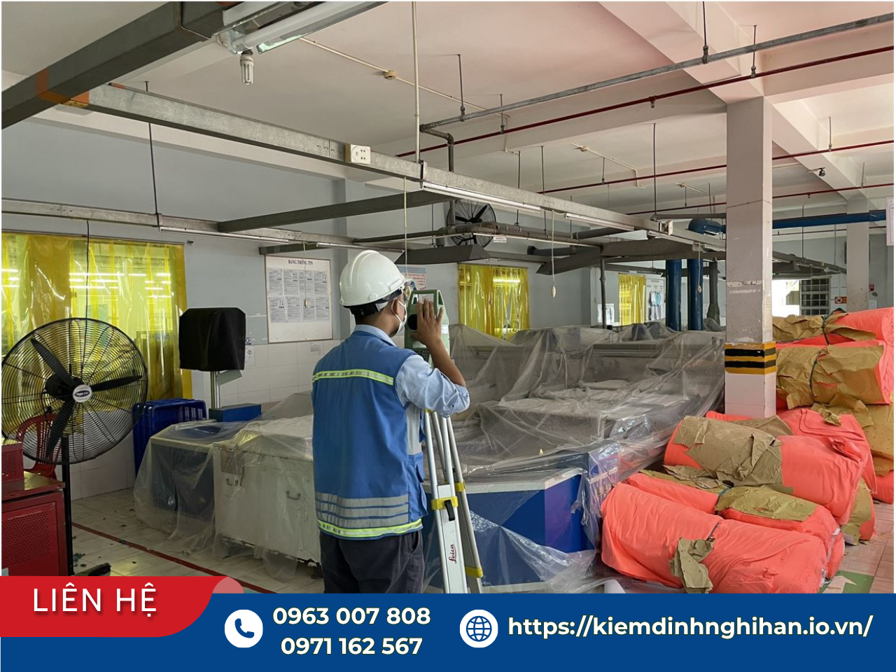 Kỹ sư đo đạc kiểm định nhà xưởng khi lắp đặt dây chuyền sản xuất mới tại hiện trường