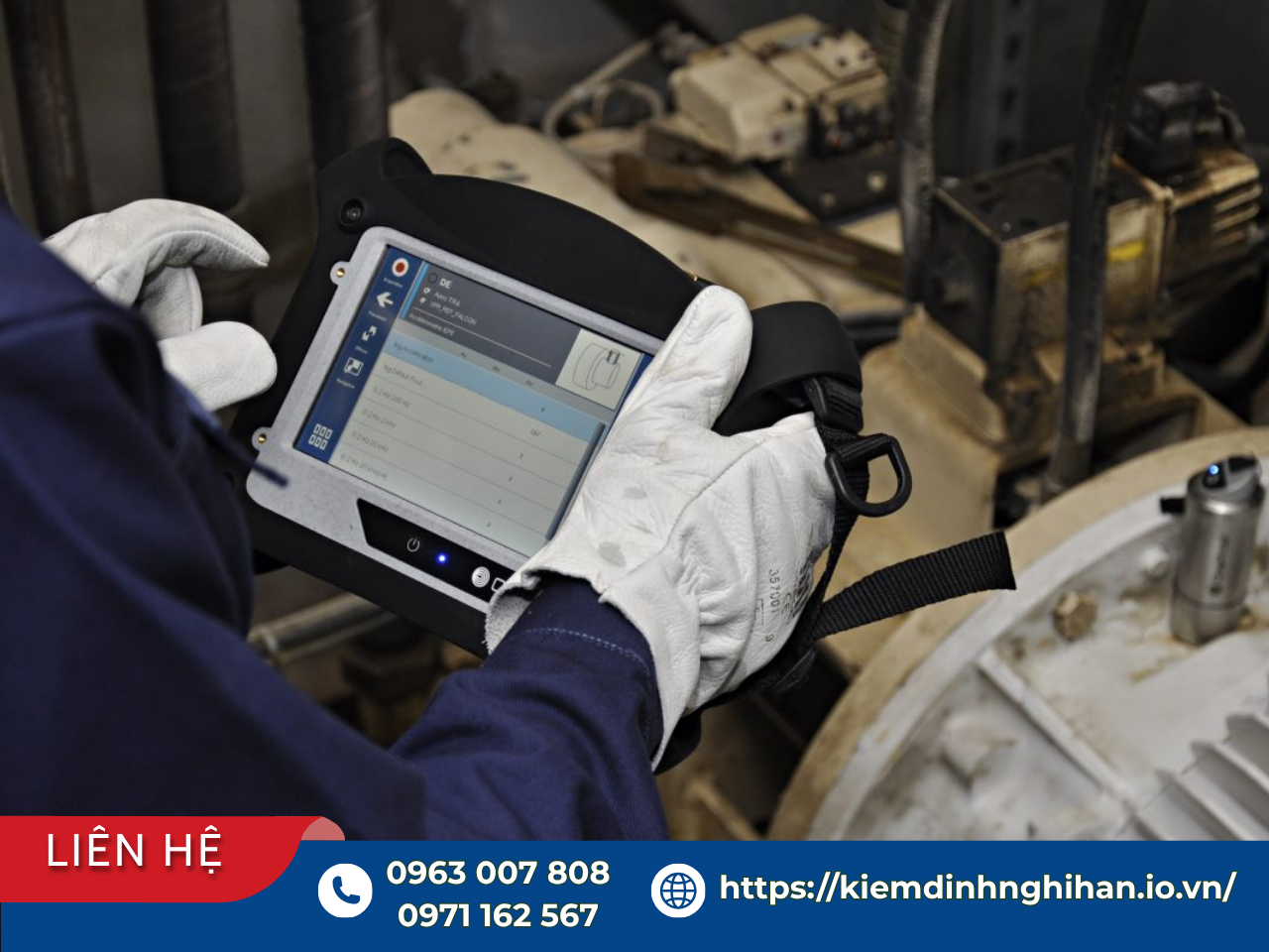 Kỹ sư sử dụng thiết bị phân tích đo rung động máy móc khi chạy thử lắp đặt trong nhà xưởng