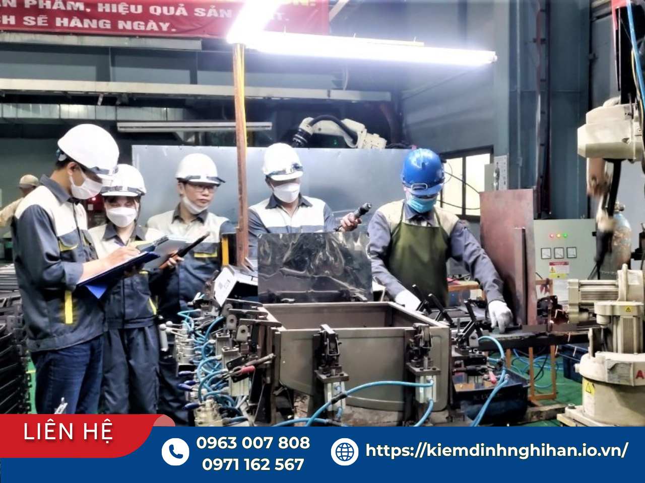 Đội ngũ kỹ sư kiểm định phối hợp đo đạc và ghi chép thông số rung động máy móc trong nhà xưởng