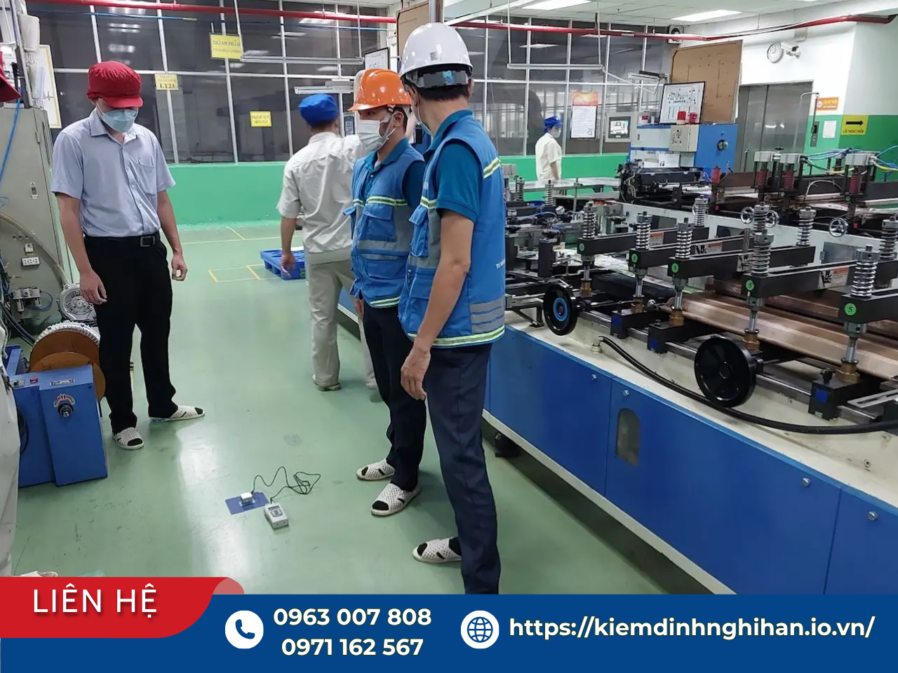Đội ngũ kỹ sư trao đổi chuẩn bị cho quá trình kiểm định rung động khi lắp máy móc trong nhà xưởng