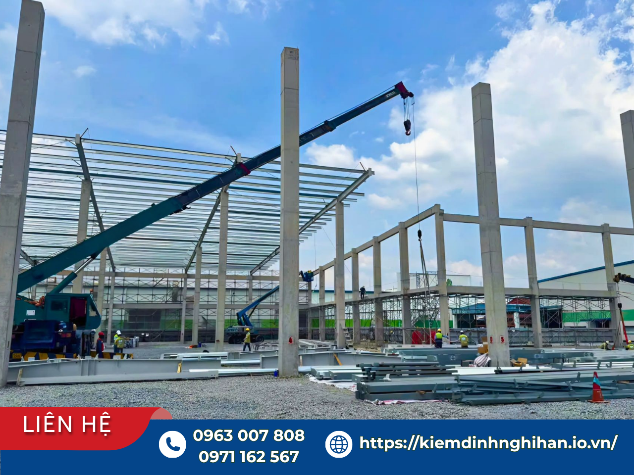 Xe cẩu cẩu lắp dựng hệ khung thép và cột bê tông cốt thép nhà xưởng trong quá trình thi công và thử tải tĩnh kết cấu