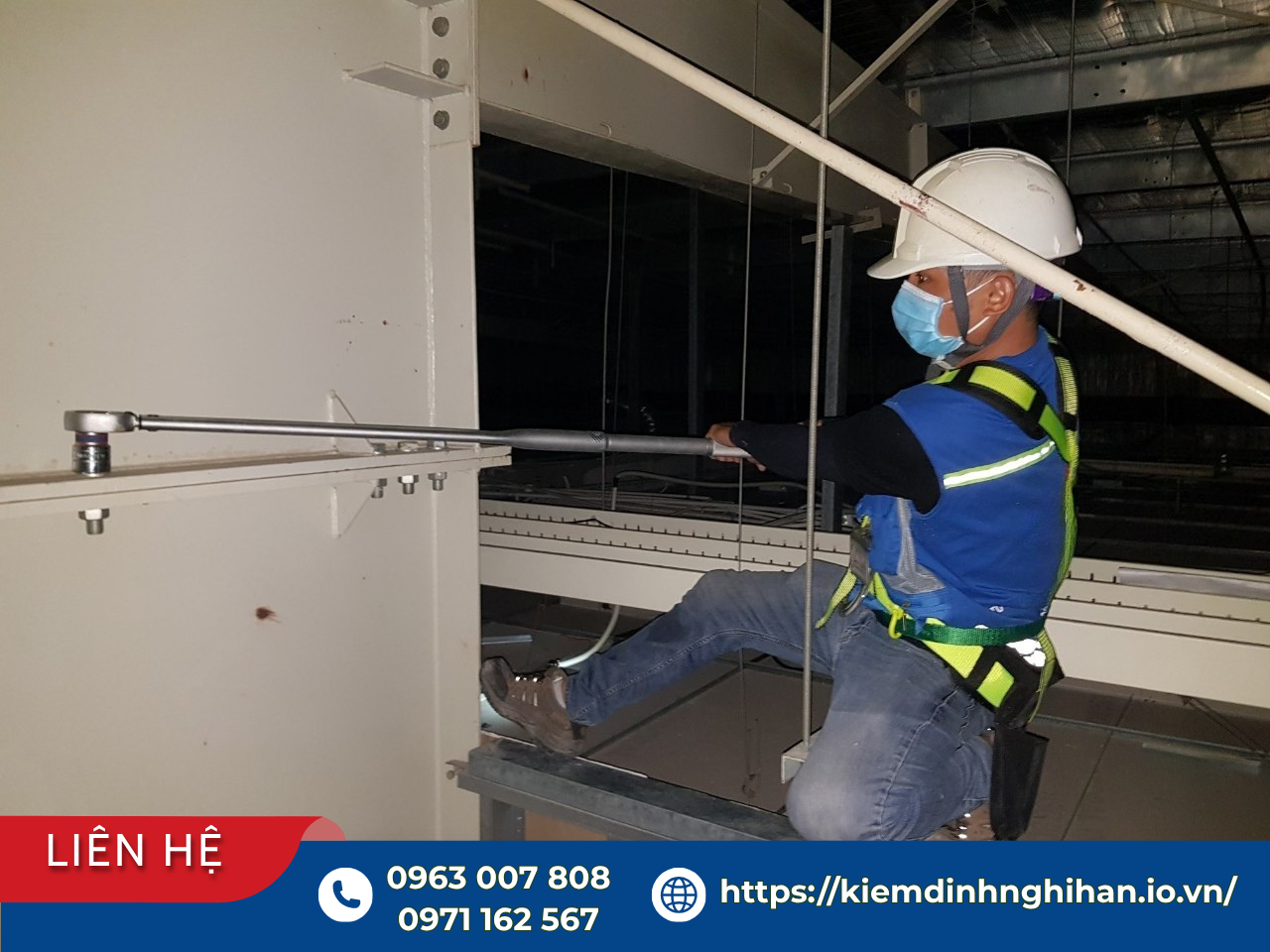 Kỹ sư kiểm định kết cấu nhà xưởng đang siết lực kiểm tra liên kết bu lông cột thép
