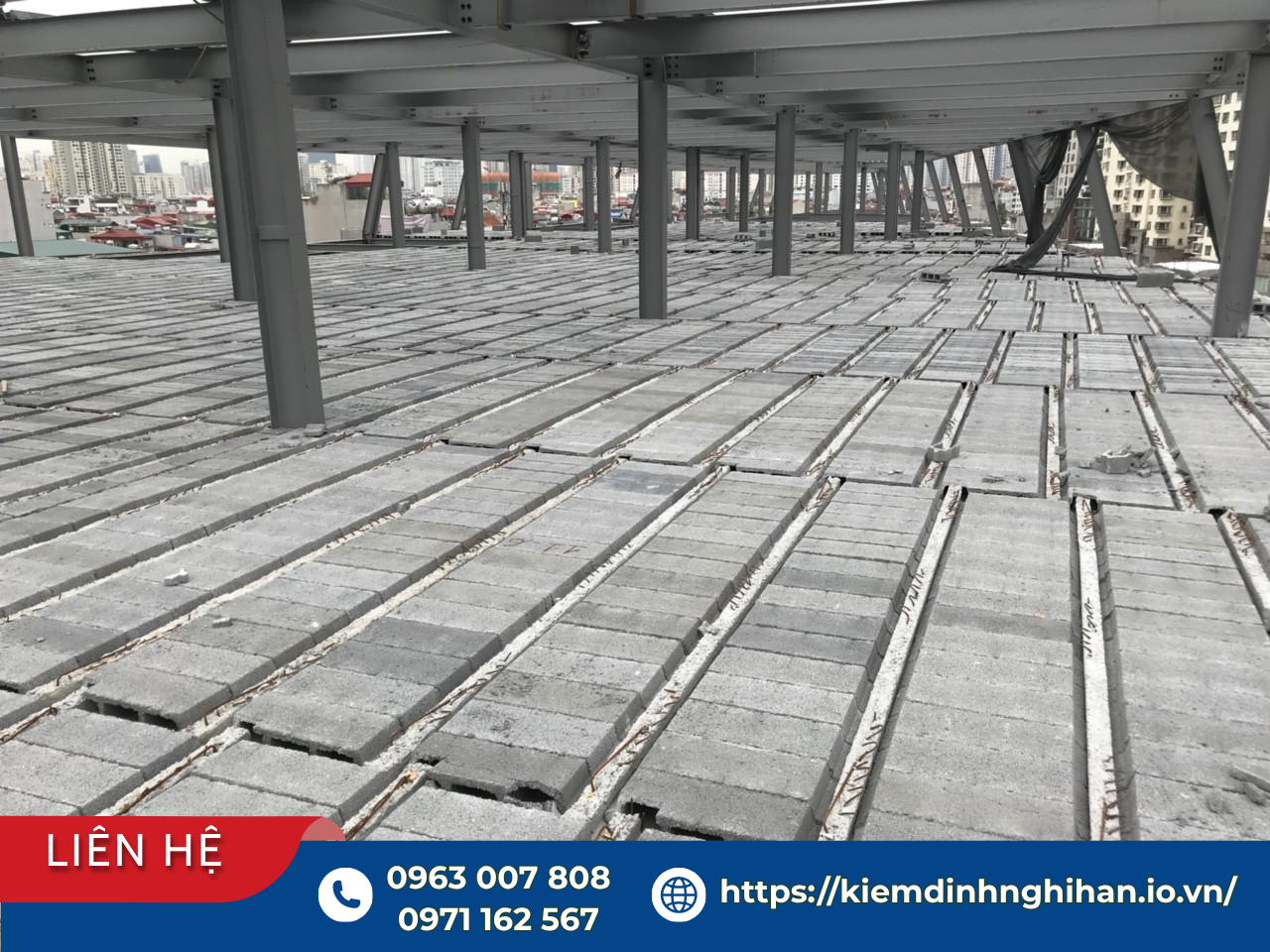 Quá trình thử tải sàn bê tông nhà xưởng bằng khối vật nặng để kiểm tra khả năng chịu lực thực tế