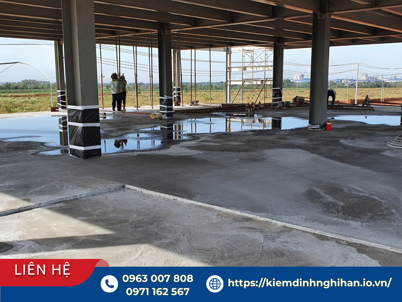 Mặt sàn bê tông công trình nhà xưởng đang thi công hoàn thiện và ngâm nước bảo dưỡng trước khi thử tải sàn bê tông nhà xưởng